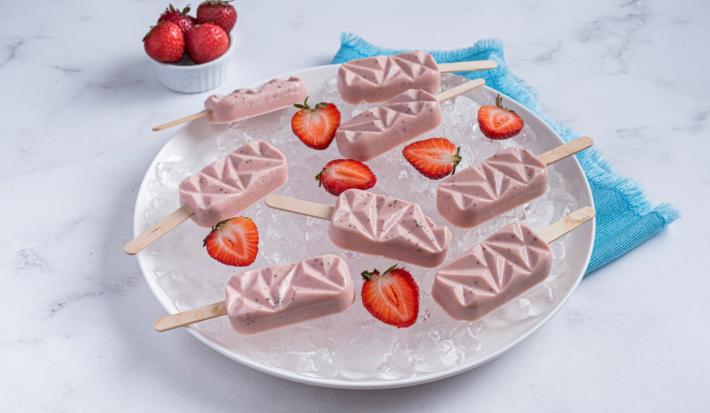 Paletas de 3 Leches y Fresa