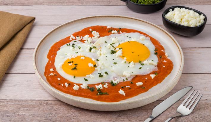 Huevos Estrellados con Salsa Roja