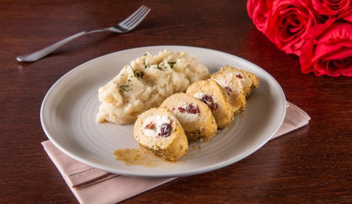 ROLLO de PECHUGA con QUESO y ARÁNDANOS preparada con MAGGI®