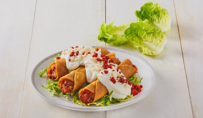 Tacos dorados de frijol con chorizo