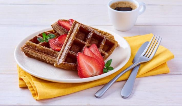 WAFFLES de CHOCOLATE preparados con Leche Evaporada CARNATION® CLAVEL®.