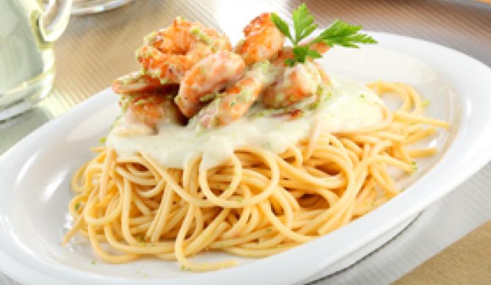 Spaghetti con crema agría y camarones