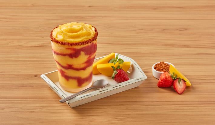 Frappé de mango con salsa de fresa