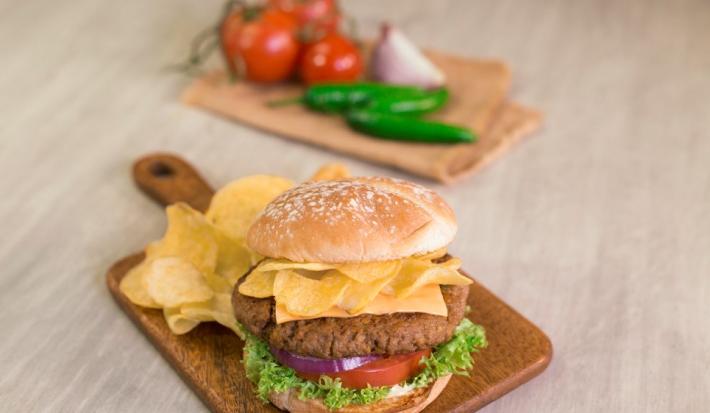 HABURGUESA CRUJIENTE al JALAPEÑO preparada con Jugo MAGGI®