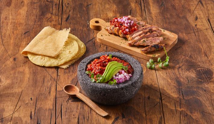 Salsa mexicana en molcajete