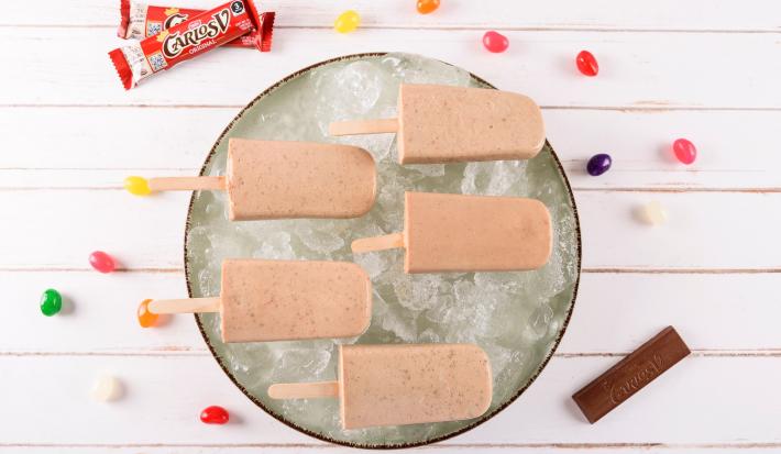 PALETAS de CARLOS V® preparadas con Chocolate con Leche CARLOS V®.