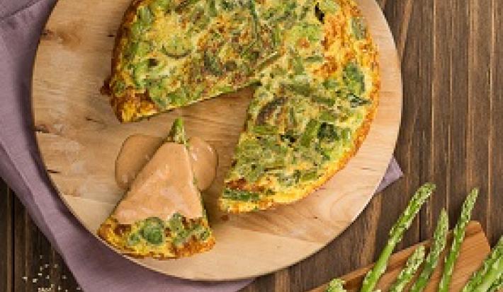 tortilla de espárrago, ejote y brocoli con salsa de ajonjolí