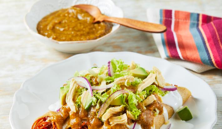 Tacos dorados de fideo seco con pollo