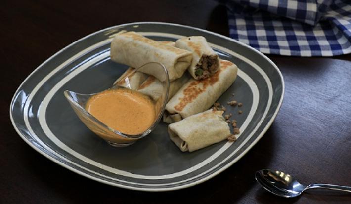 Burritos de carne con dip de chorizo