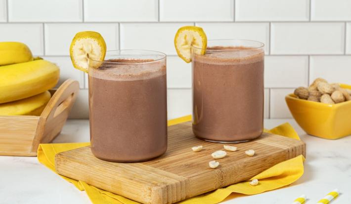 Licuado de chocolate, cacahuate y plátano