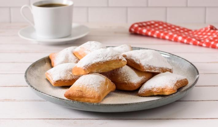 BEIGNETS preparados conLeche Evaporada CARNATION® CLAVEL®