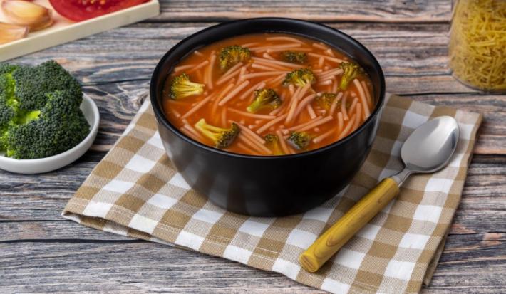 Sopa de Fideo con Brócoli