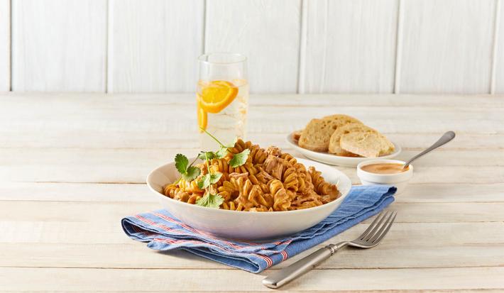 Fusilli con atún en salsa de chipotle y cilantro