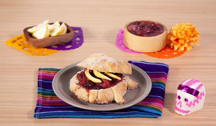 Pan de muerto con compota de frutos rojos