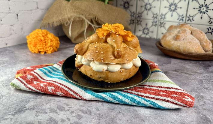 Pan de Muerto Relleno de Cempasúchil