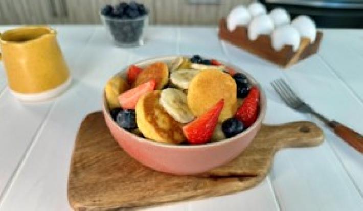 Bowl de Mini Hot Cakes con Fruta