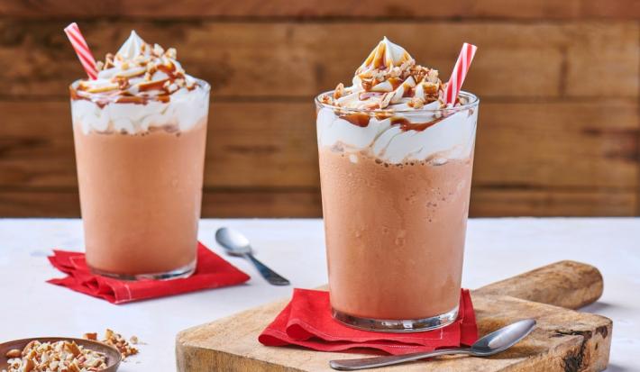 FRAPPÉ DE CAJETA preparado con CARNATION® CLAVEL® Polvo