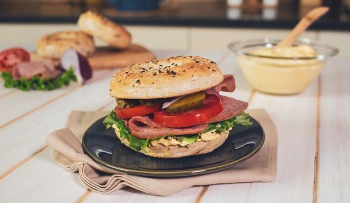 BAGEL de PASTRAMI preparado con Media Crema NESTLÉ®