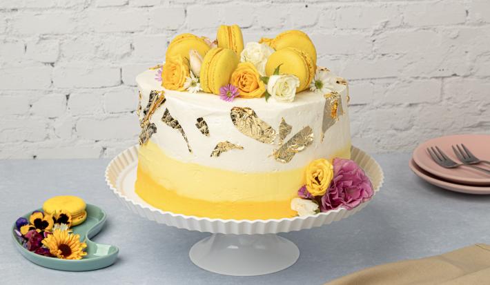 Pastel con Flores Amarillas