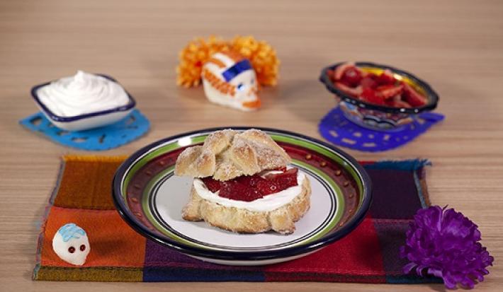 Pan de muerto relleno de nata y fresa