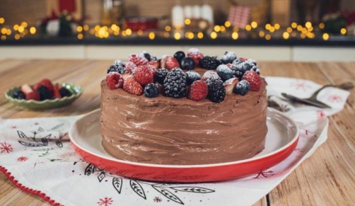 Pastel de chocolate con frutos rojos