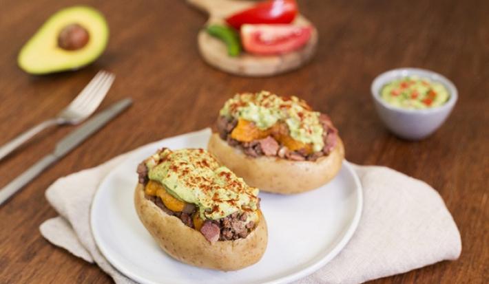 Papa rellena con carne y guacamole