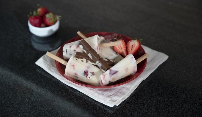 Paletas de chocolate y fresa