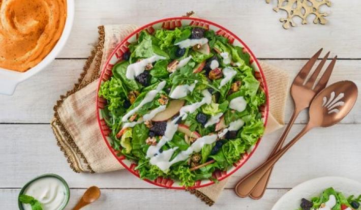 Ensalada Navideña con Aderezo de Yogurt