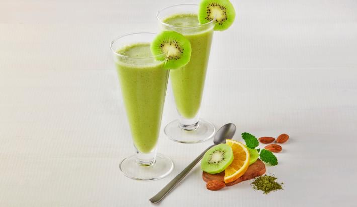 Licuado de naranja, kiwi y matcha