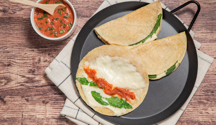 Quesadillas con Salsa Roja Tatemada