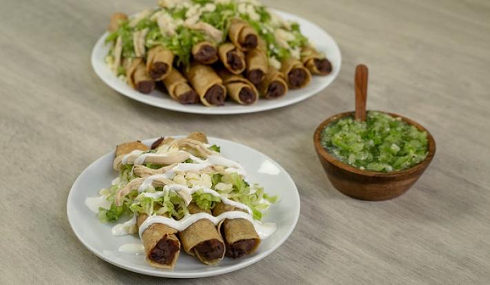 Tacos dorados de frijol con pollo