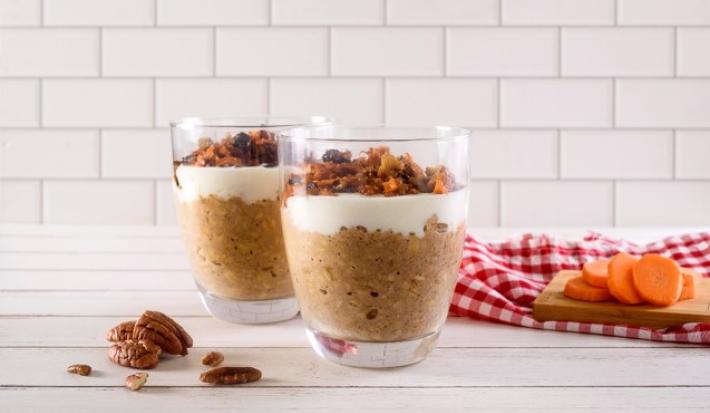 CARROT CAKE OVERNIGHT OATS preparado con Alimento a Base de Avena CARNATION® CLAVEL®.