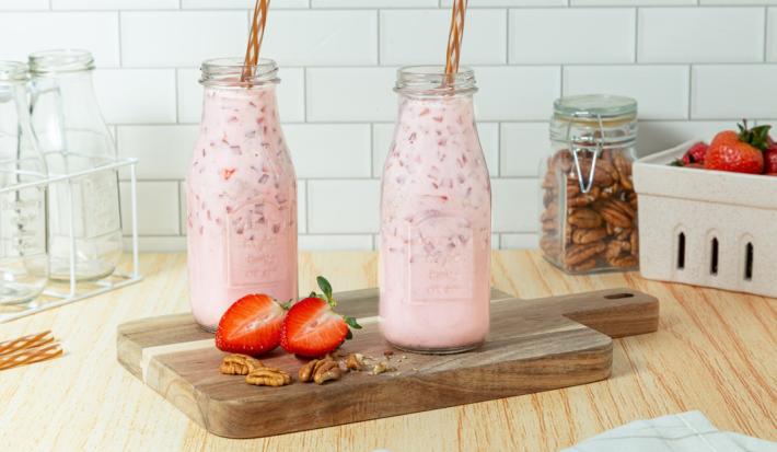 Agua de nuez con trocitos de fresa