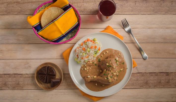 Pollo en Adobo de Cacahuate