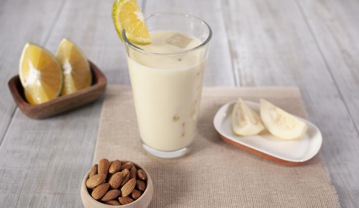 Agua de guayaba con naranja