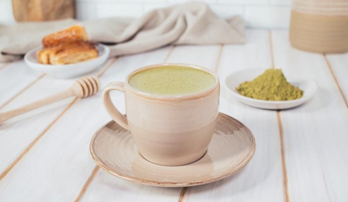 ATOLE de MATCHA preparado con Leche Evaporada CARNATION® CLAVEL®