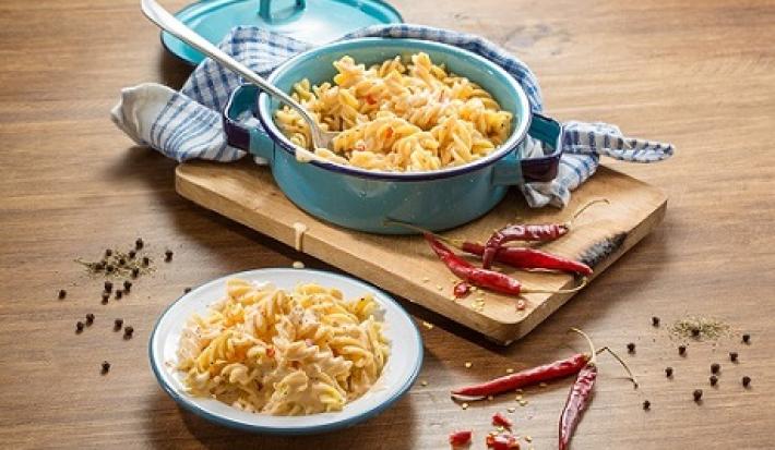 Fusilli con salsa de queso amarillo picante