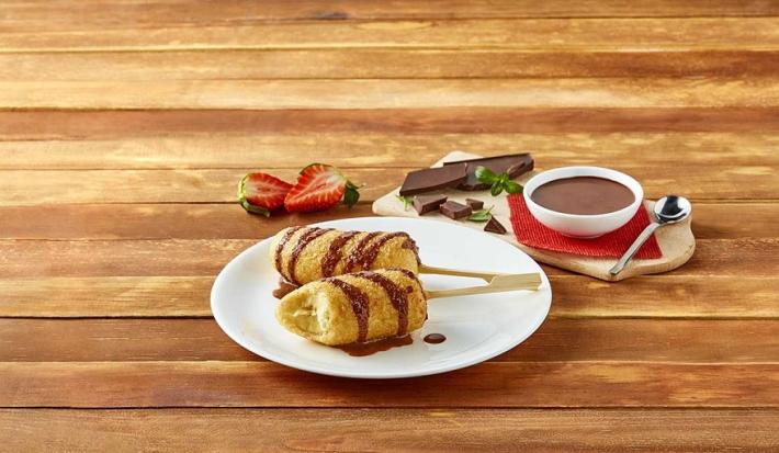 Banderillas de plátano con salsa de chocolate