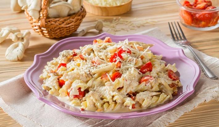 fusilli con setas y tocino