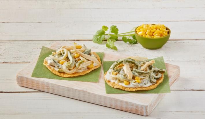 Tostadas de rajas con requesón