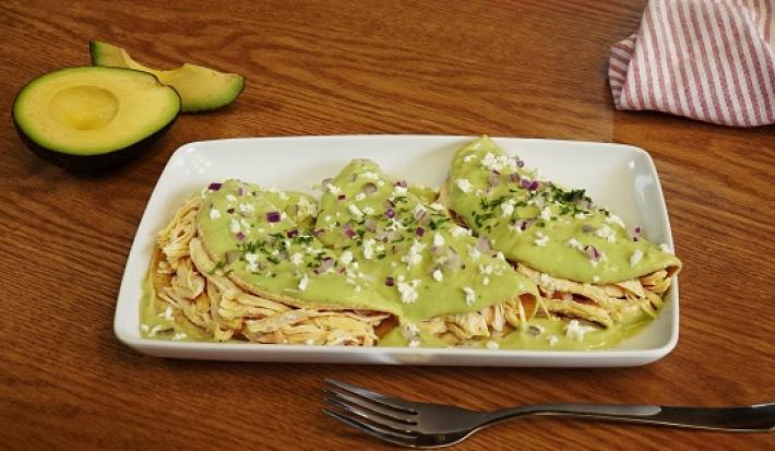 Enchiladas de pollo con salsa de aguacate