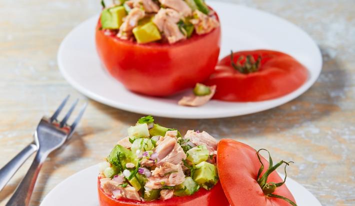 Jitomates rellenos de atún