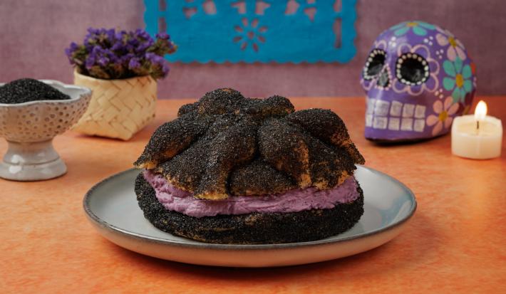 Pan de Muerto Relleno de Camote Morado