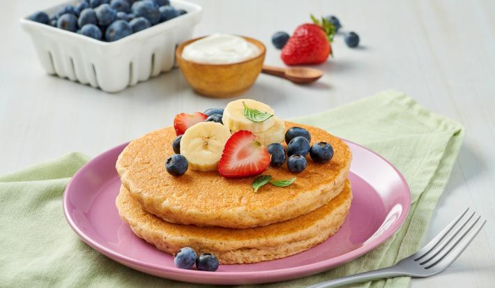 HOT CAKES DE CERAL CON YOGHURT Y PLATANO - MX PONTE BIEN