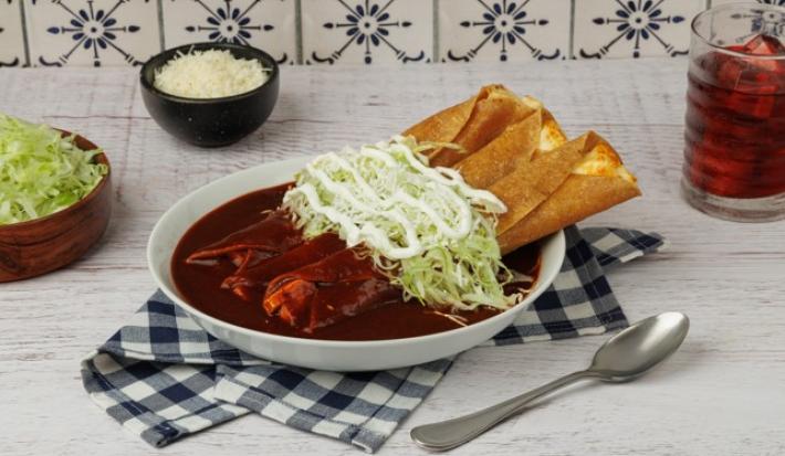 Flautas Ahogadas de Queso en Adobo