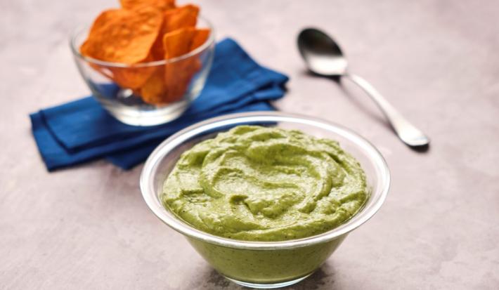 DIP de JALAPEÑO con AGUACATE preparado con Media Crema NESTLÉ®