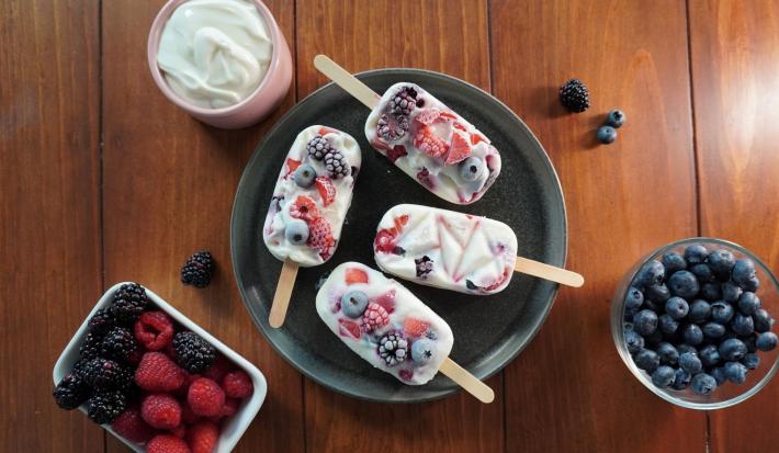 Paletas de Yogurt con Frutos Rojos