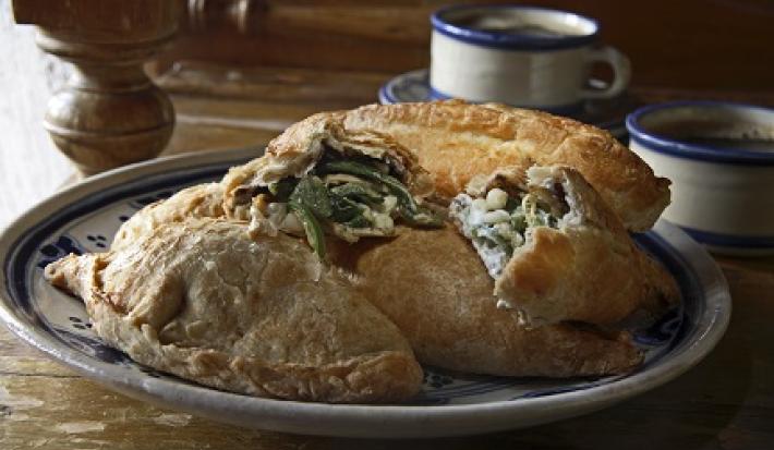 Pastes rellenos de rajas con crema