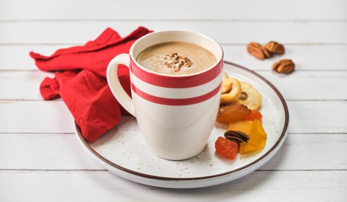 ATOLE de DULCE de LECHE y FRUTOS SECOS preparado con Alimento en Polvo CARNATION® CLAVEL®