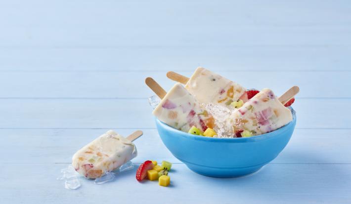 Paletas de tres leches con fruta